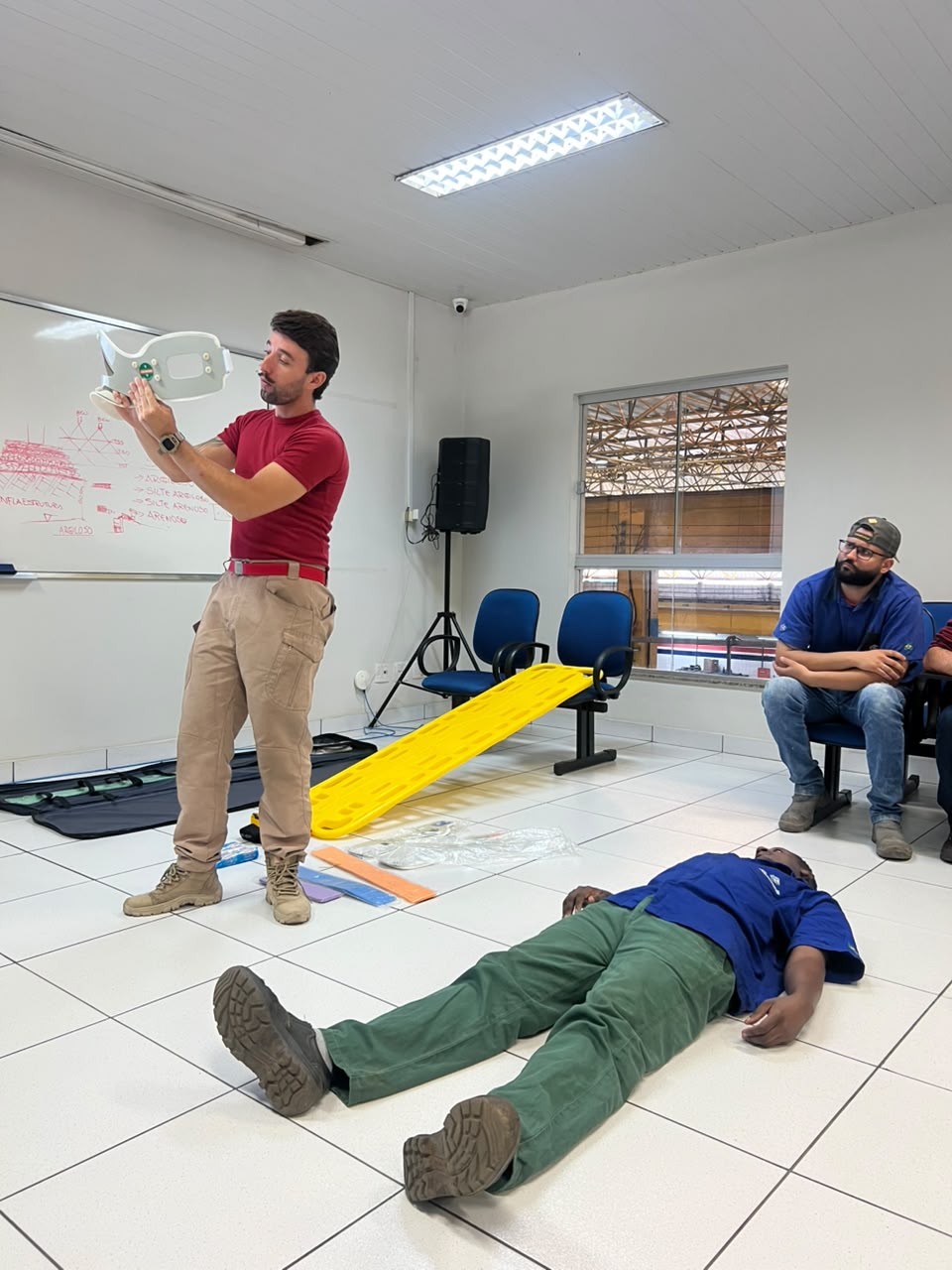 Instrutor da Integra SST demonstrando técnica de resgate em treinamento prático