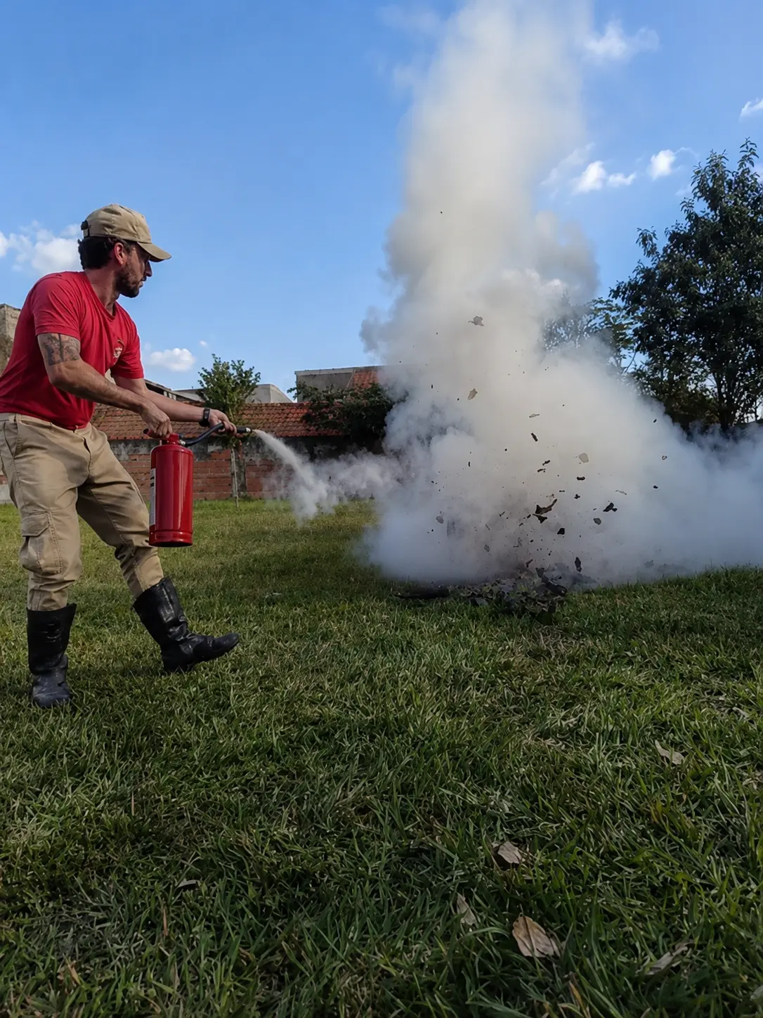 Instrutor Integra SST demonstrando uso de extintor em treinamento prático de combate a incêndio