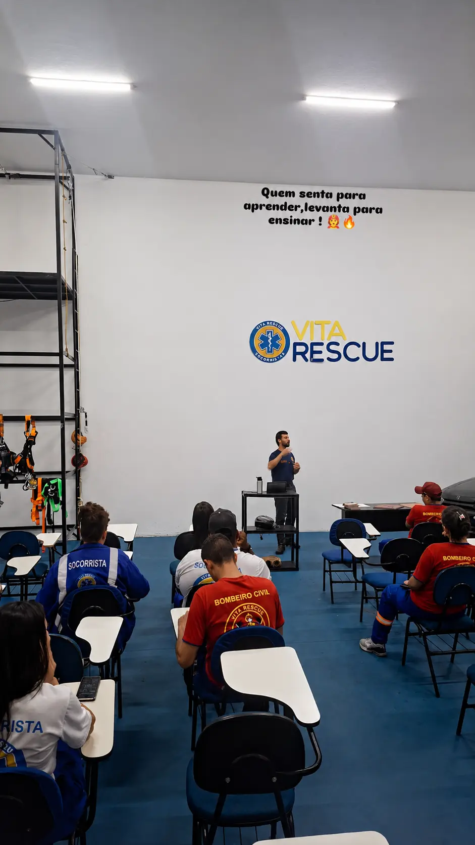Turma da Integra SST em treinamento teórico com instrutor bombeiro civil